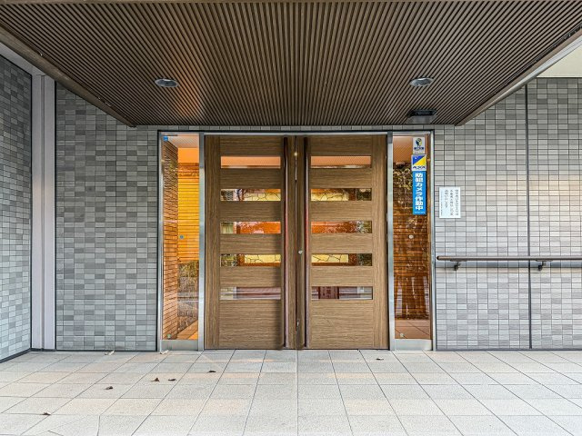 メゾンエクレーレ新宿西戸山のエントランス|「東新宿」駅徒歩３分！ペット飼育可能な平成１１年築の耐震基準適合マンション、メゾンエクレーレ新宿西戸山は即日現地案内可能となっておりますので、お気軽にお問い合わせください！
