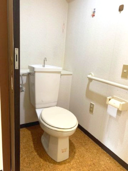 【トイレ】 | 朝日プラザシティ・サザンパーク六番街　J棟 | 玄関・浴室・トイレには手すりが設けられており、老後のことにも配慮した設計です！
