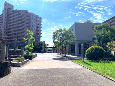 【その他共用部分】 | 朝日プラザシティ・サザンパーク六番街　J棟 | マンションの敷地内でも憩いのひとときを！季節の植栽が彩り、豊かな自然を日々の暮らしの中で感じられます。