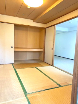 【和室】 | 朝日プラザシティ・サザンパーク六番街　J棟 | 6帖の和室には、壁一面の大きな押入れ付き！お布団はもちろん、衣装ケースや季節家電もスッキリ収納可能です。