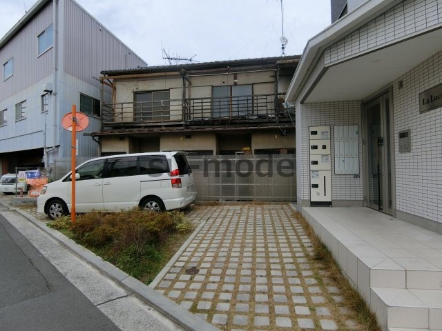 ラルーチェ千里丘の駐車場