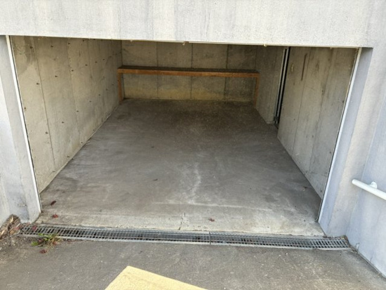 北見市高栄東町４丁目５番１７号　地下１階付平家建中古売家の駐車場