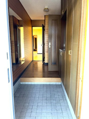 北見市高栄東町４丁目５番１７号　地下１階付平家建中古売家の玄関