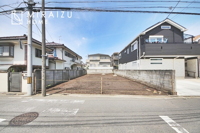 【外観】 | 青く澄み渡った綺麗な空と、陽の光をたっぷりと受ける、そんな新築住宅で新生活をスタートしてみませんか？見学・ご相談等、ミライズホーム(株)までお気軽にご連絡下さい♪