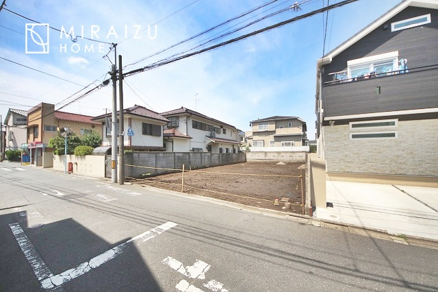【前面道路含む現地写真】 | プライバシー性と開放感を高める住環境。陽当たりの良い開かれたロケーションを活かし、心地よい暮らしをプランニング