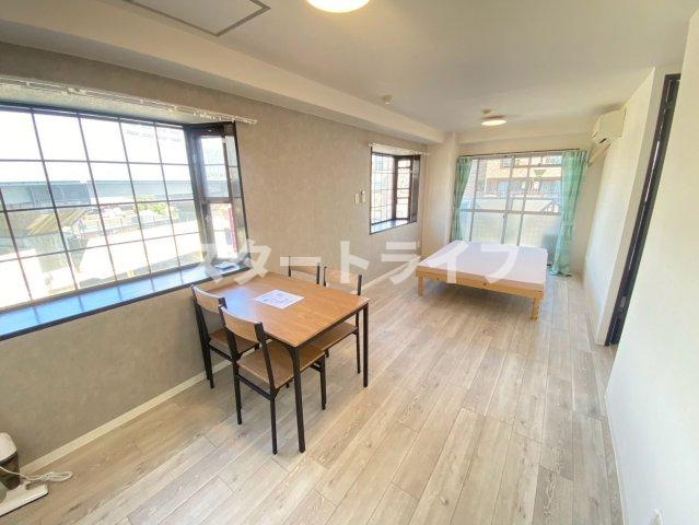 大阪市東淀川区豊新５丁目の賃貸マンションの居間・リビング