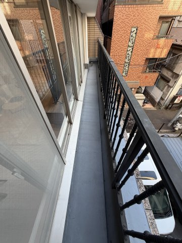 新宿区西新宿７丁目の中古マンションのバルコニー