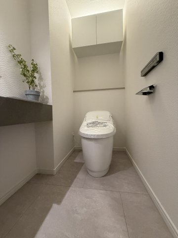 新宿区西新宿７丁目の中古マンションのトイレ|タンクレストイレ