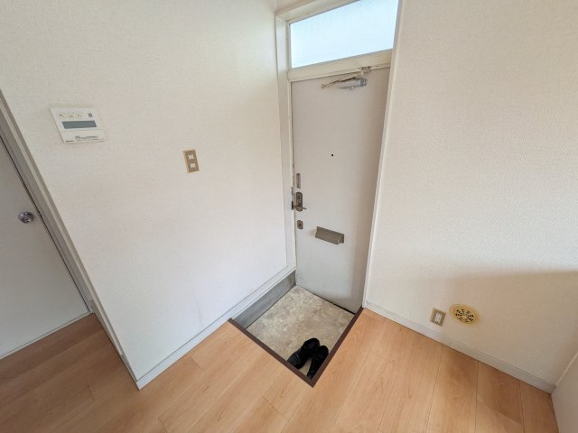 モンシェリー逆井の玄関