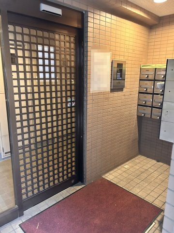 真正館のエントランス