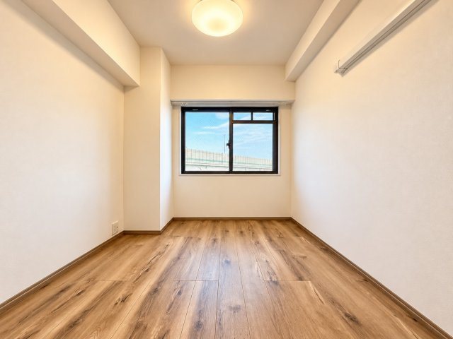 扶桑ハイツ南太田の洋室|シンプルな設計で家具配置がしやすく、ライフスタイルに合わせた自由な空間づくりが可能です。