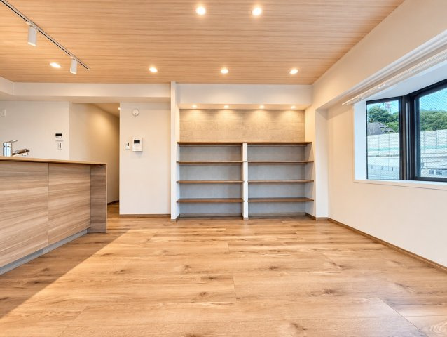 扶桑ハイツ南太田の居間・リビング|ゆとりある広さが魅力のリビングは、家族それぞれの時間を大切にしながらも、自然と集える温かな空間です。