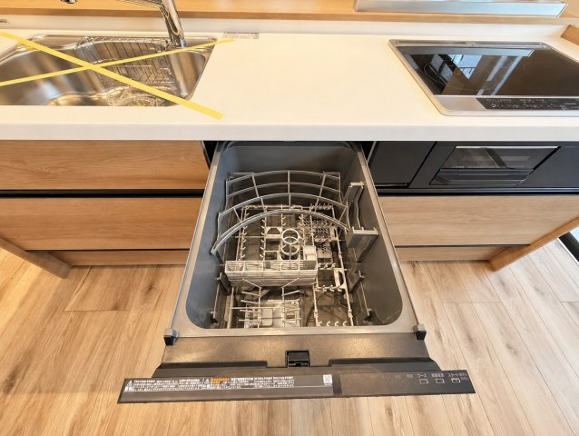 扶桑ハイツ南太田のキッチン|家事の負担を軽減するビルトイン食器洗い乾燥機を完備。