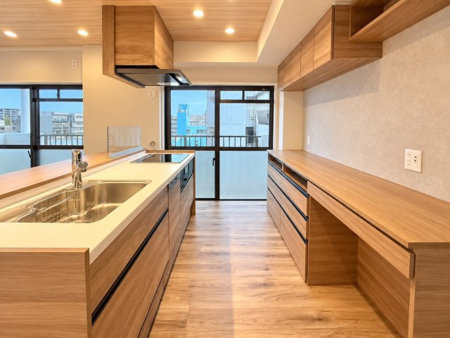 扶桑ハイツ南太田のキッチン|作業スペースをゆとりある広さで確保したキッチンは、日々の調理を快適にサポートする機能的な設計です。