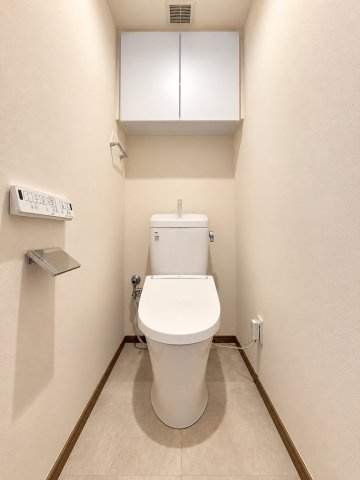 扶桑ハイツ南太田のトイレ|シンプルで無駄のないデザインが印象的なトイレ空間。清掃性にも優れ、日々気持ちよくお使いいただけます。