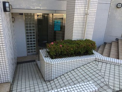 ファミール南青山ブランカのエントランス|ペット飼育可能！平成１５年築・オートロック＆宅配ボックス付きマンション、ファミール南青山ブランカは即日現地案内可能となっておりますので、お気軽にお問い合わせください！
