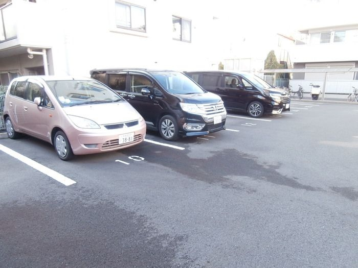 ヴィクトワール　弐番館の駐車場