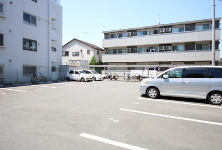 ヴィクトワール　弐番館の駐車場