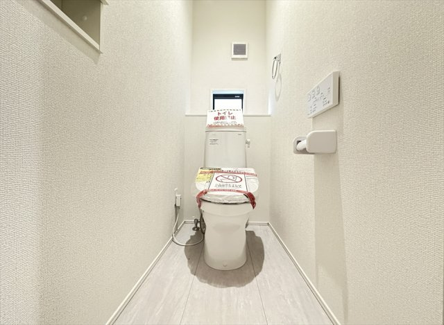 【トイレ】 | 新座市野火止3丁目　新築一戸建住宅　全61棟　(志木本店) | 2階にもトイレを設置し、朝の忙しい時間帯や来客時にも便利。壁面収納を備えているため、トイレットペーパーや掃除用品などを収納でき、空間をすっきり保てます。