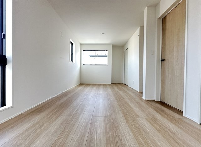 【洋室】 | 新座市野火止3丁目　新築一戸建住宅　全61棟　(志木本店) | 2つのドアを備えた、間仕切り可能な洋室。お子様の成長やライフスタイルの変化に合わせて空間を分けられるため、将来的な使い方の幅が広がります。複数の窓から光を取り込める明るい空間です。