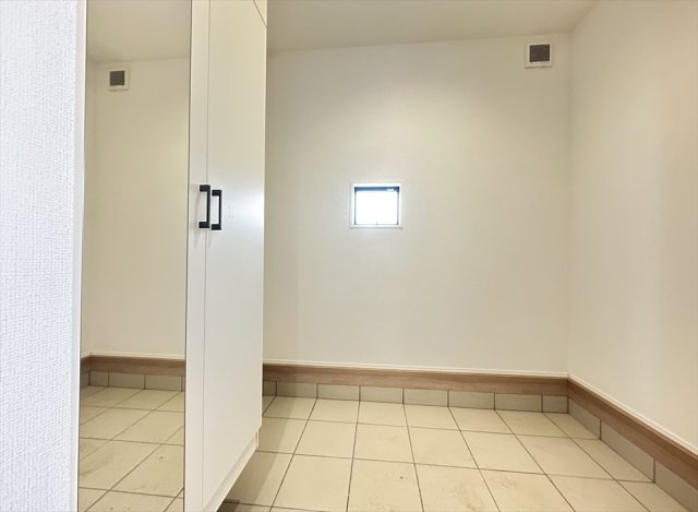 【玄関】 | 新座市野火止3丁目　新築一戸建住宅　全61棟　(志木本店) | 靴のまま出入りできるシューズインクロークを設置。靴だけでなく、外遊び用品などの収納場所としても活用でき、玄関まわりをすっきりと保つのに役立ちます。