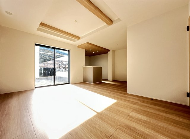 【居間・リビング】 | 新座市野火止3丁目　新築一戸建住宅　全61棟　(志木本店) | リビングからダイニング・キッチンまで見渡せる開放的な空間。木目の美しいフローリングと天井の化粧梁が調和し、家族でゆったりとくつろげます。
