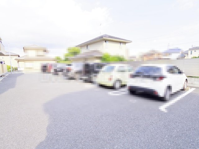 Est Village～エストヴィラージュの駐車場