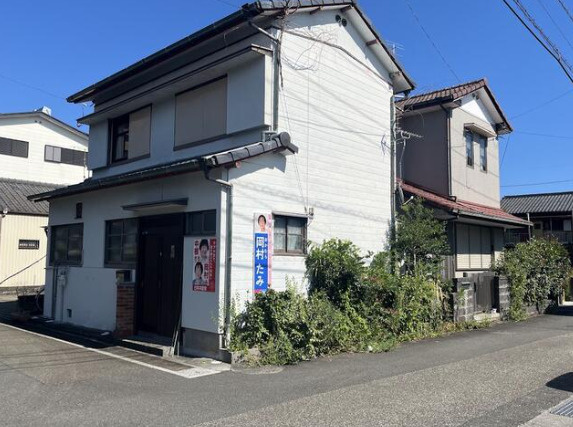 「開放感のある角地」高知市繩手町　売地　建築条件無しの外観|現在建物のある売土地ですが、２棟建物は解体し、更地でのお引渡しです。
建築計画に合わせて、道路との高低差や接道状況をご確認ください。