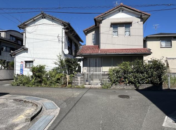 「開放感のある角地」高知市繩手町　売地　建築条件無しの外観|正面から見た売土地の現況。
周辺の街並みとあわせて、新しい住まいでの暮らしをご検討いただけます。