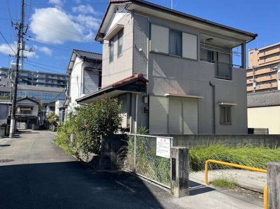 「開放感のある角地」高知市繩手町　売地　建築条件無しの周辺|道路に面した敷地の様子。
道路から見た敷地の様子や、隣接する建物との位置関係をご確認いただけます。