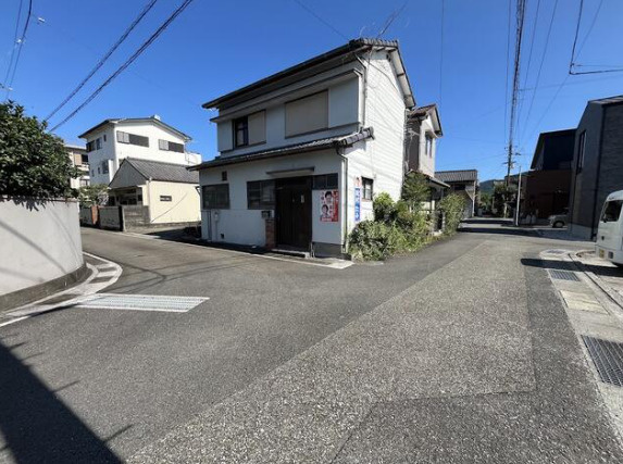 「開放感のある角地」高知市繩手町　売地　建築条件無しの周辺|敷地と周辺道路の様子。
住まいづくりに向けて、出入口の位置や周辺環境を現地でご確認ください。