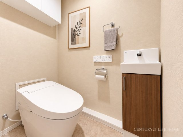 【トイレ】 | 川崎パーク・ホームズ | ウォシュレット、暖房便座機能付のトイレです。従来型に比べ節水効果があり、お手入れもしやすいので、家計も家事の負担も軽減してくれます。
