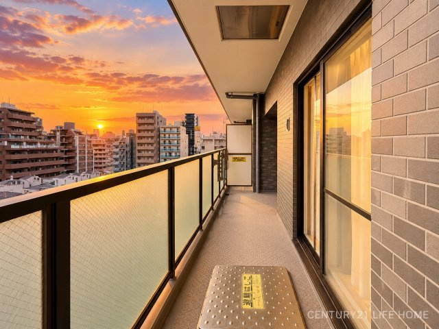 【バルコニー】 | 川崎パーク・ホームズ | 朝の爽やかな光景から、夕暮れ時に美しくグラデーションを描く夕焼け、そして夜景へと、刻一刻と表情を変えて日々の生活にゆとりと感動をもたらしてくれます。
