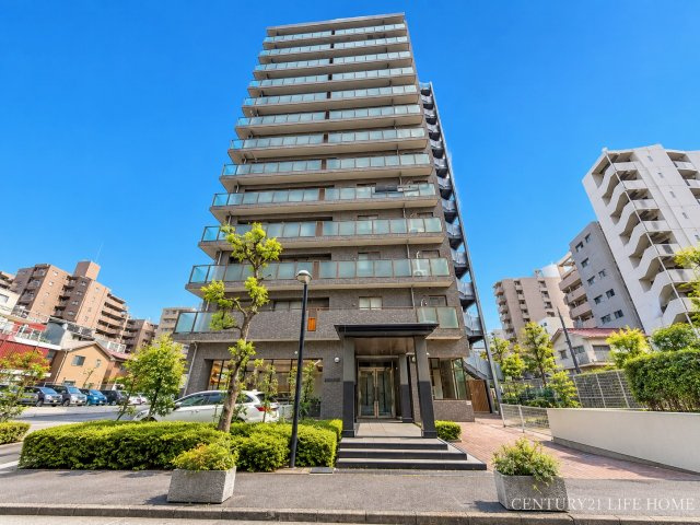 【外観】 | 川崎パーク・ホームズ | 商業エリアの利便性と住みやすさを兼ね備えた13階建てレジデンス。三井不動産(株)旧分譲・三井建設(株)施工の信頼のクオリティです。オートロックや日勤管理体制も整い、安心して新生活をスタートできます。