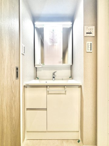 マイシティー高槻の洗面所|明るい洗面所です