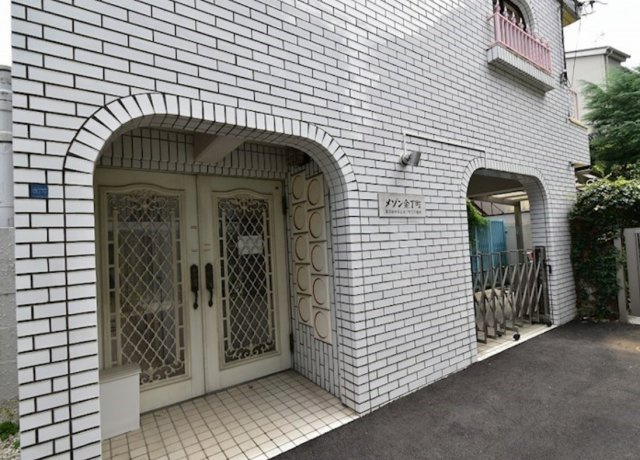 メゾン余丁町のエントランス