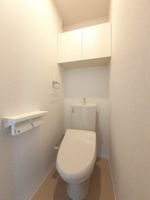 落ち着いた色調のトイレです