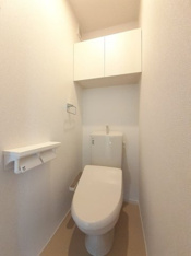 落ち着いた色調のトイレです