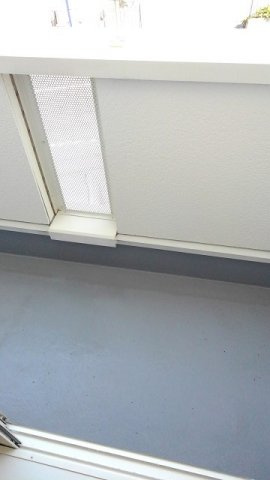 暖かな日差しのふりそそぐバルコニー