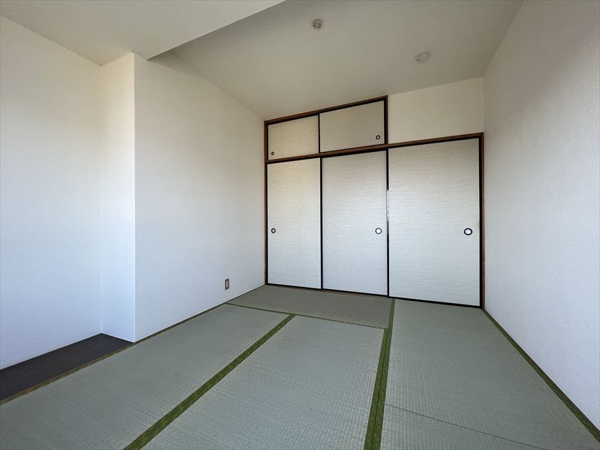 落ち着いて過ごせるお部屋なので、寝室にいかがでしょうか