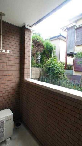 外からの目が気にならないバルコニーで洗濯物が干せます