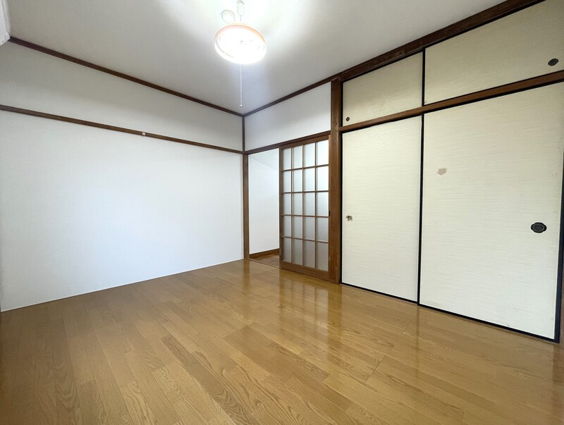 落ち着いた色調の寝室です