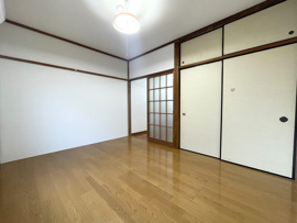 落ち着いた色調の寝室です