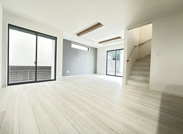 【居間・リビング】 | 新座市野火止3丁目　新築一戸建住宅　全61棟　(志木本店) | アクセントクロスが印象的なリビング。リビングイン階段を採用した、家族のコミュニケーションが自然と生まれる住空間。毎日の帰宅や外出の際にも顔を合わせやすく、家族のつながりを大切にできる邸宅です。
