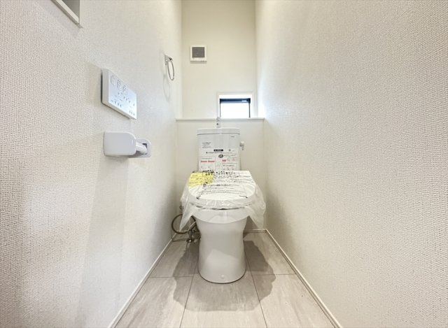 【トイレ】 | 新座市野火止3丁目　新築一戸建住宅　全61棟　(志木本店) | 2階にもトイレを設置し、朝の忙しい時間帯や来客時にも便利。壁面収納を備えているため、トイレットペーパーや掃除用品などを収納でき、空間をすっきり保てます。