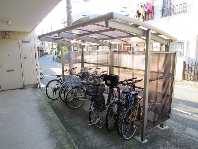 アネックスファイブのその他共用部分|屋根つきの駐輪スペース♪