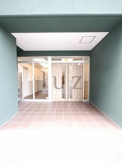 ワイエムピーエフのエントランス