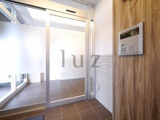 ワイエムピーエフのエントランス