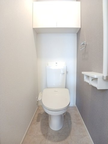 小郡市松崎のアパートのトイレ|ゆったりとした空間のトイレです