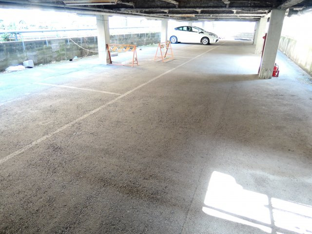 アンフィニィ芥川の駐車場
